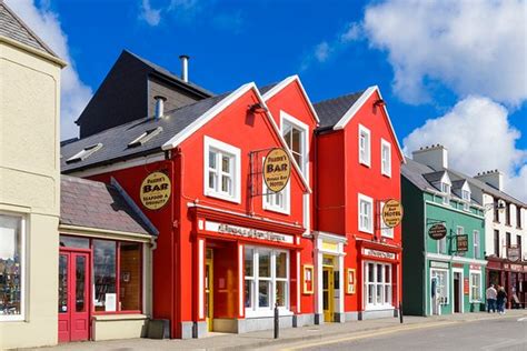 𝗧𝗛𝗘 𝟭𝟬 𝗕𝗘𝗦𝗧 Hotels in Dingle of 2024 (from S$104).